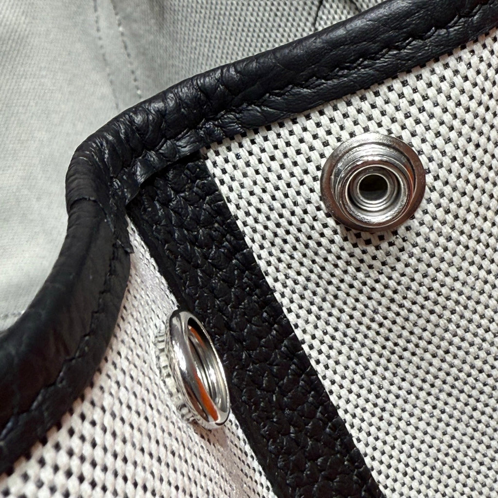 Gartenparty 30 cm in Weiß, Toiletten, Baumwoll-Canvas und schwarzes Kalbsleder