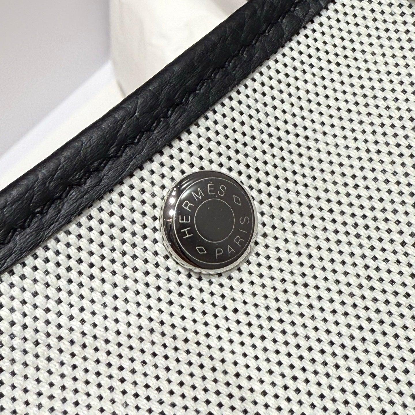 Gartenparty 30 cm in Weiß, Toiletten, Baumwoll-Canvas und schwarzes Kalbsleder