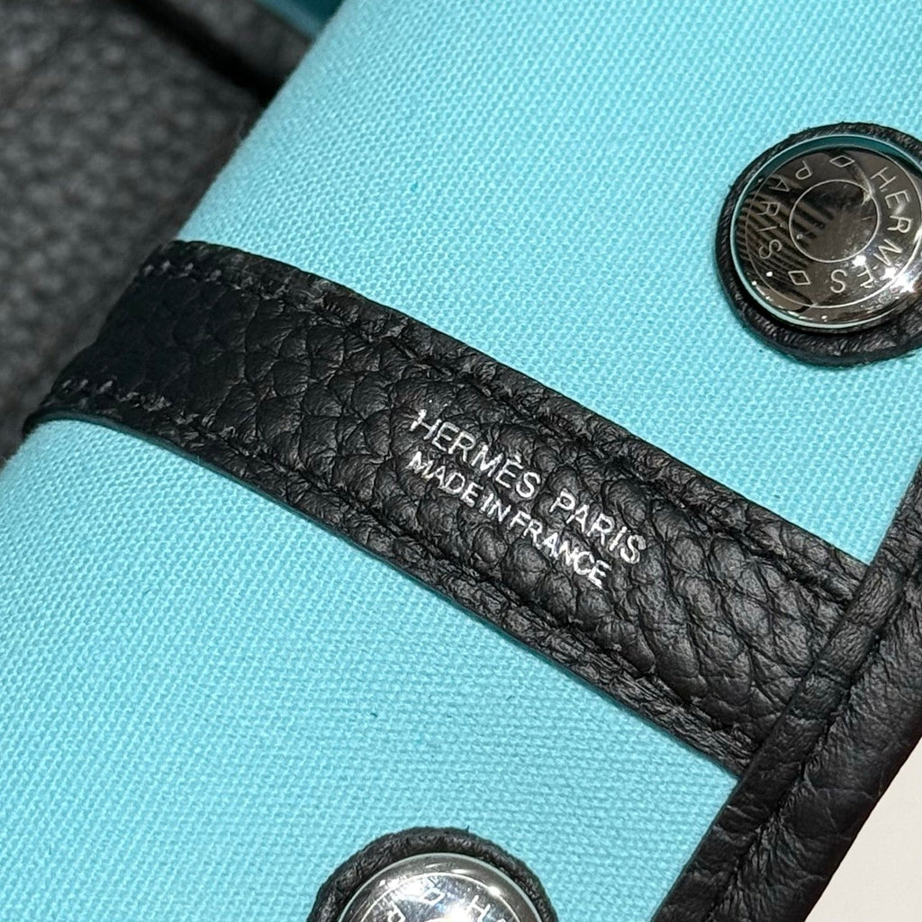 GARDEN PARTY 30CM IN WHITE TOILETS COTTON CANVAS AND BLACK CALFSKIN SKY BLUE CANVAS ON SIDE OTHER