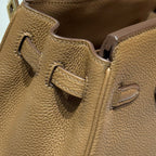 25S HERMES BIRKIN 25 IN DUNKELBRAUNEM KALBSLEDER MIT GOLDENEN BESCHLÄGEN