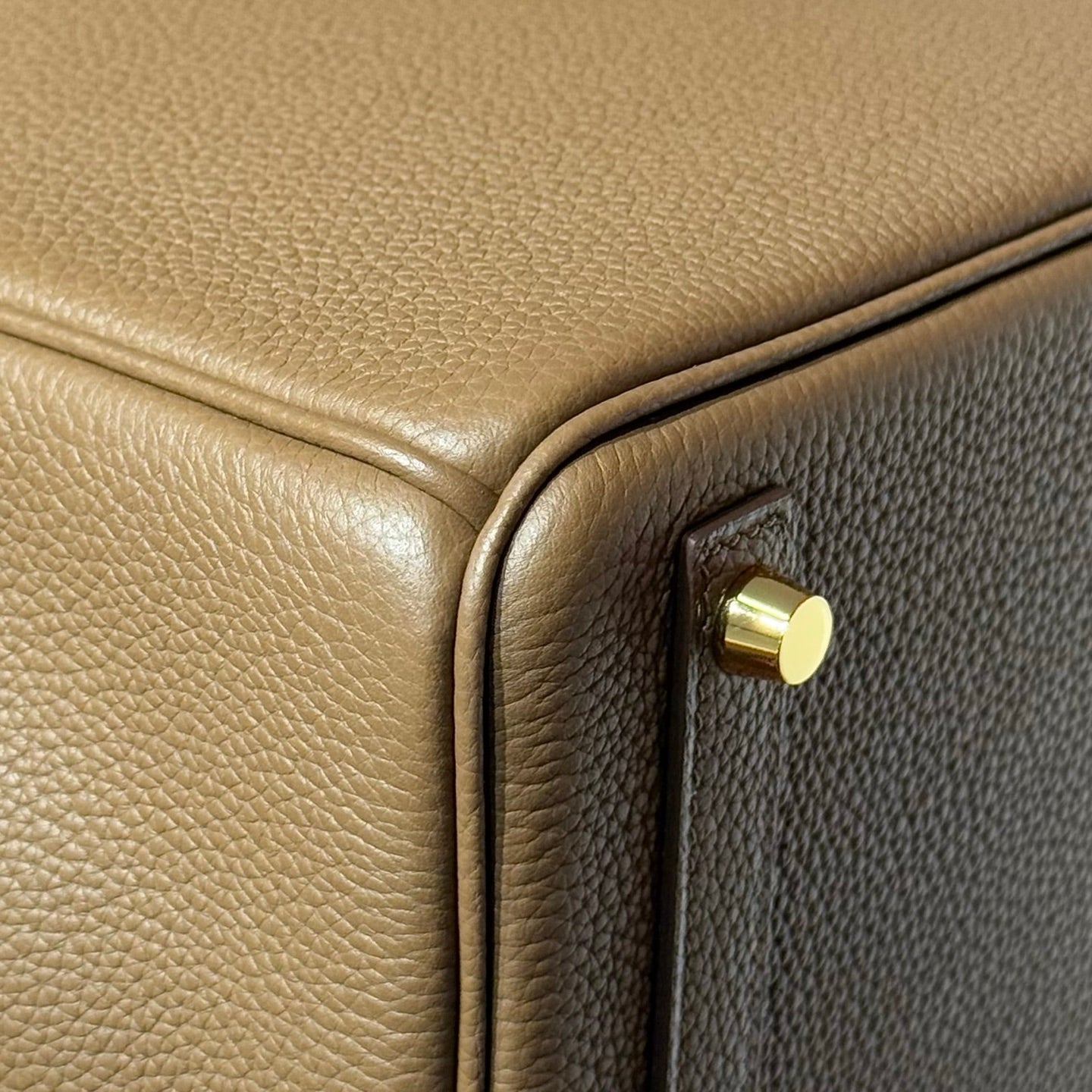 25S HERMES BIRKIN 25 IN DUNKELBRAUNEM KALBSLEDER MIT GOLDENEN BESCHLÄGEN