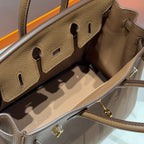 25S HERMES BIRKIN 25 IN DUNKELBRAUNEM KALBSLEDER MIT GOLDENEN BESCHLÄGEN