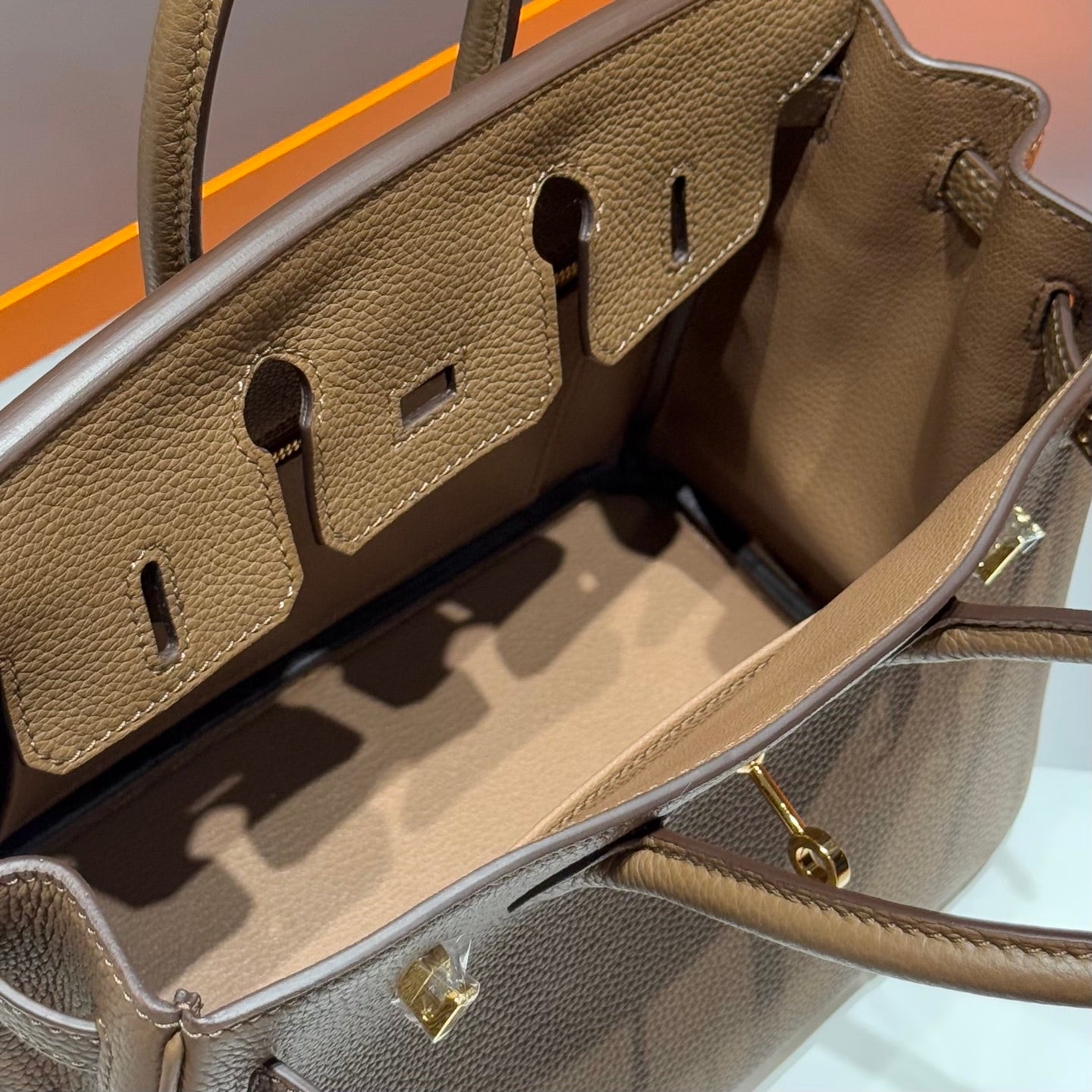 25S HERMES BIRKIN 25 IN DUNKELBRAUNEM KALBSLEDER MIT GOLDENEN BESCHLÄGEN