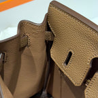 25S HERMES BIRKIN 25 IN DUNKELBRAUNEM KALBSLEDER MIT GOLDENEN BESCHLÄGEN