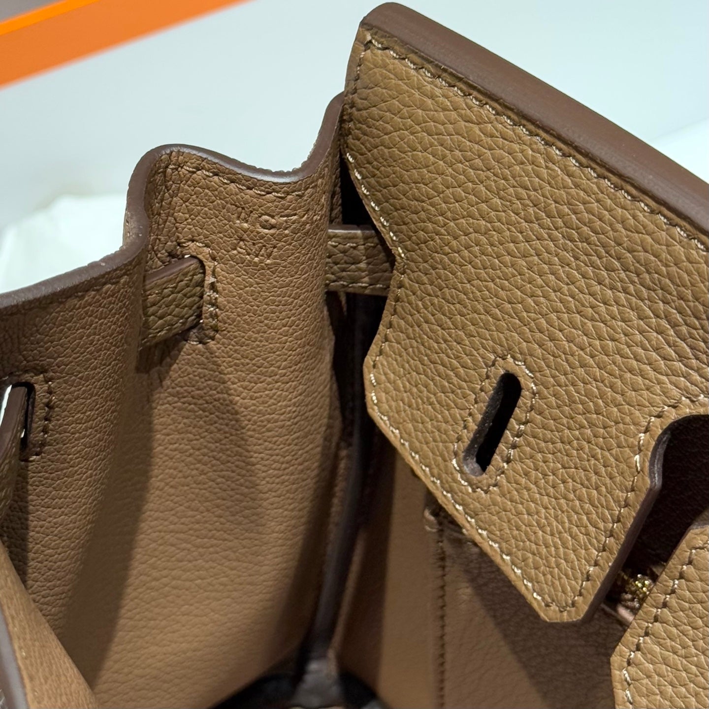 25S HERMES BIRKIN 25 IN DUNKELBRAUNEM KALBSLEDER MIT GOLDENEN BESCHLÄGEN