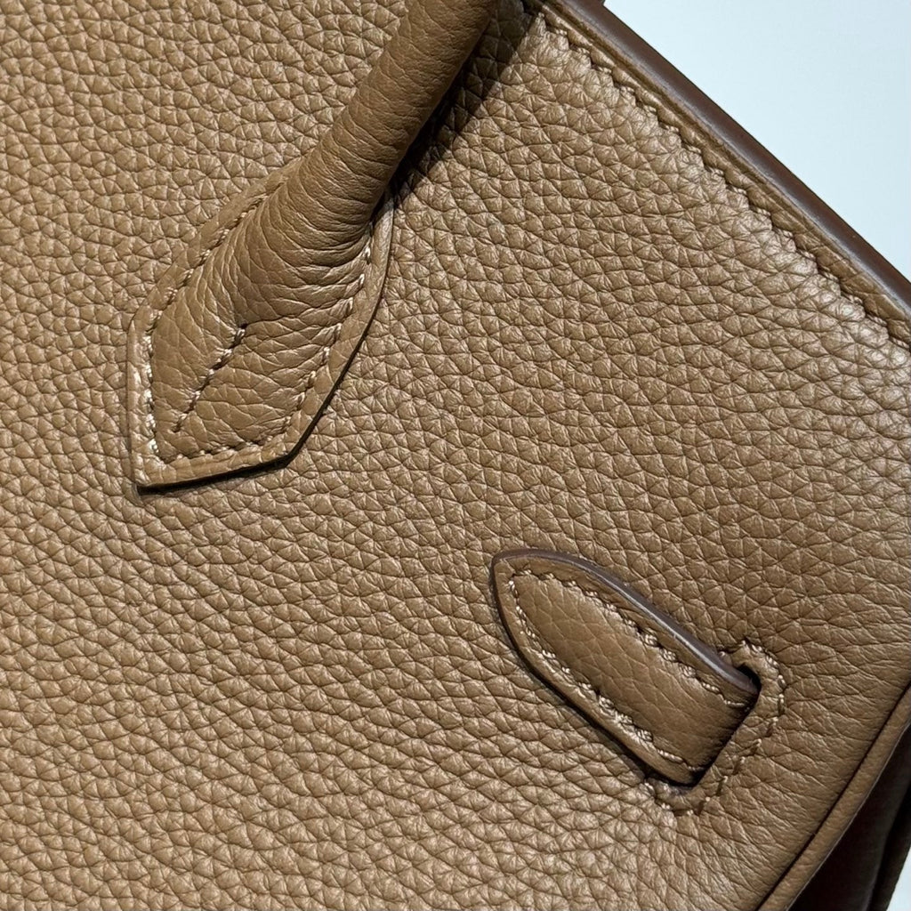 25S HERMES BIRKIN 25 IN DUNKELBRAUNEM KALBSLEDER MIT GOLDENEN BESCHLÄGEN