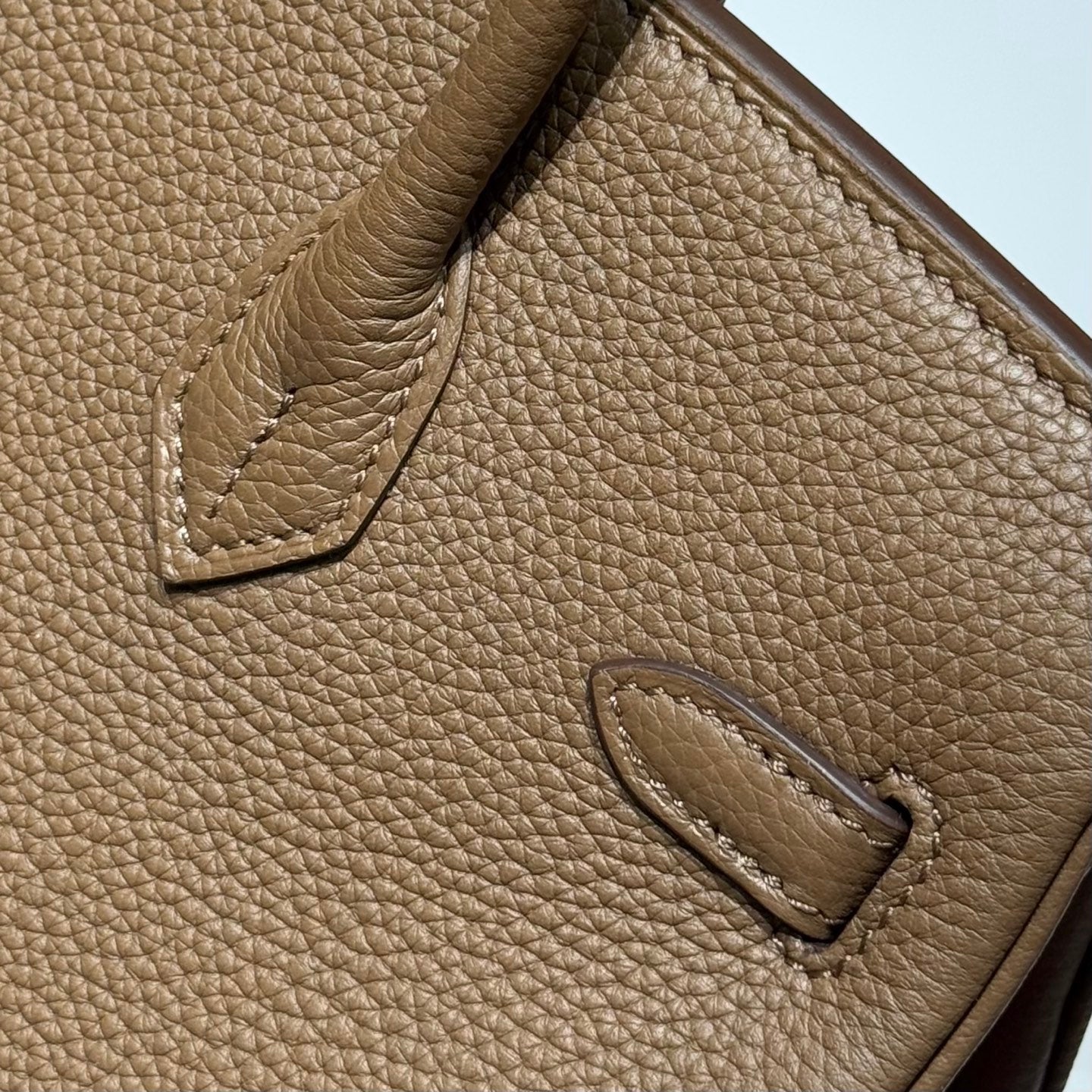 25S HERMES BIRKIN 25 IN DUNKELBRAUNEM KALBSLEDER MIT GOLDENEN BESCHLÄGEN