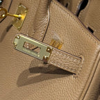 25S HERMES BIRKIN 25 IN DUNKELBRAUNEM KALBSLEDER MIT GOLDENEN BESCHLÄGEN