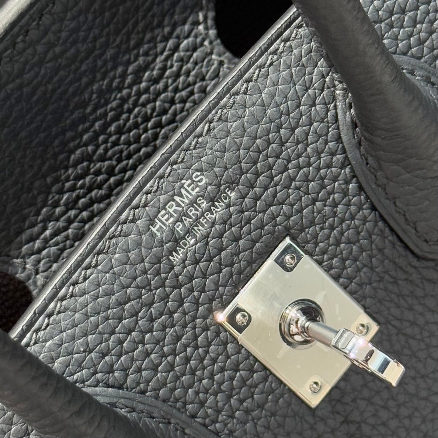 HERMES 25S MEDIUM BIRKIN 25 IN ANTHRAZITGRAUEM KALBSLEDER SILBERNE BESCHLÄGE