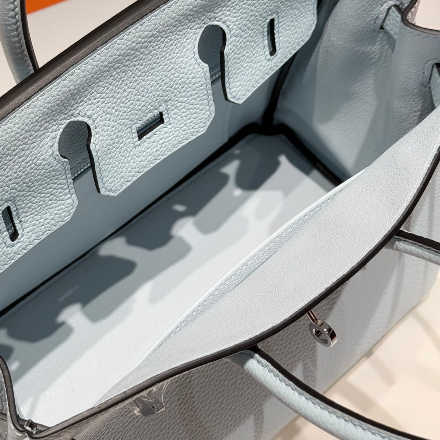 HERMES 25S MEDIUM BIRKIN 25 IN WOLKENBLAUEM KALBSLEDER SILBERNE BESCHLÄGE