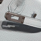 HERMES 25S MEDIUM BIRKIN 25 IN WOLKENBLAUEM KALBSLEDER SILBERNE BESCHLÄGE