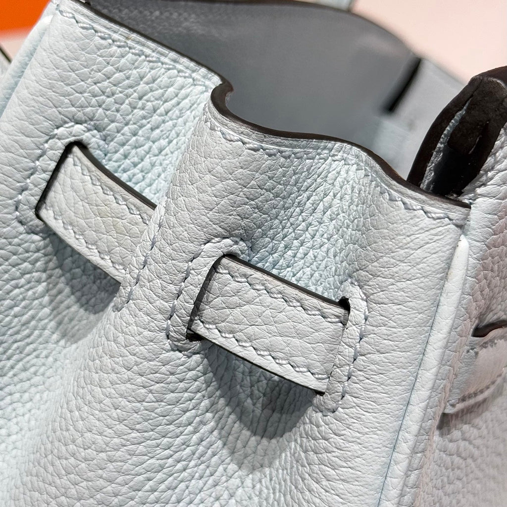 HERMES 25S MEDIUM BIRKIN 25 IN WOLKENBLAUEM KALBSLEDER SILBERNE BESCHLÄGE