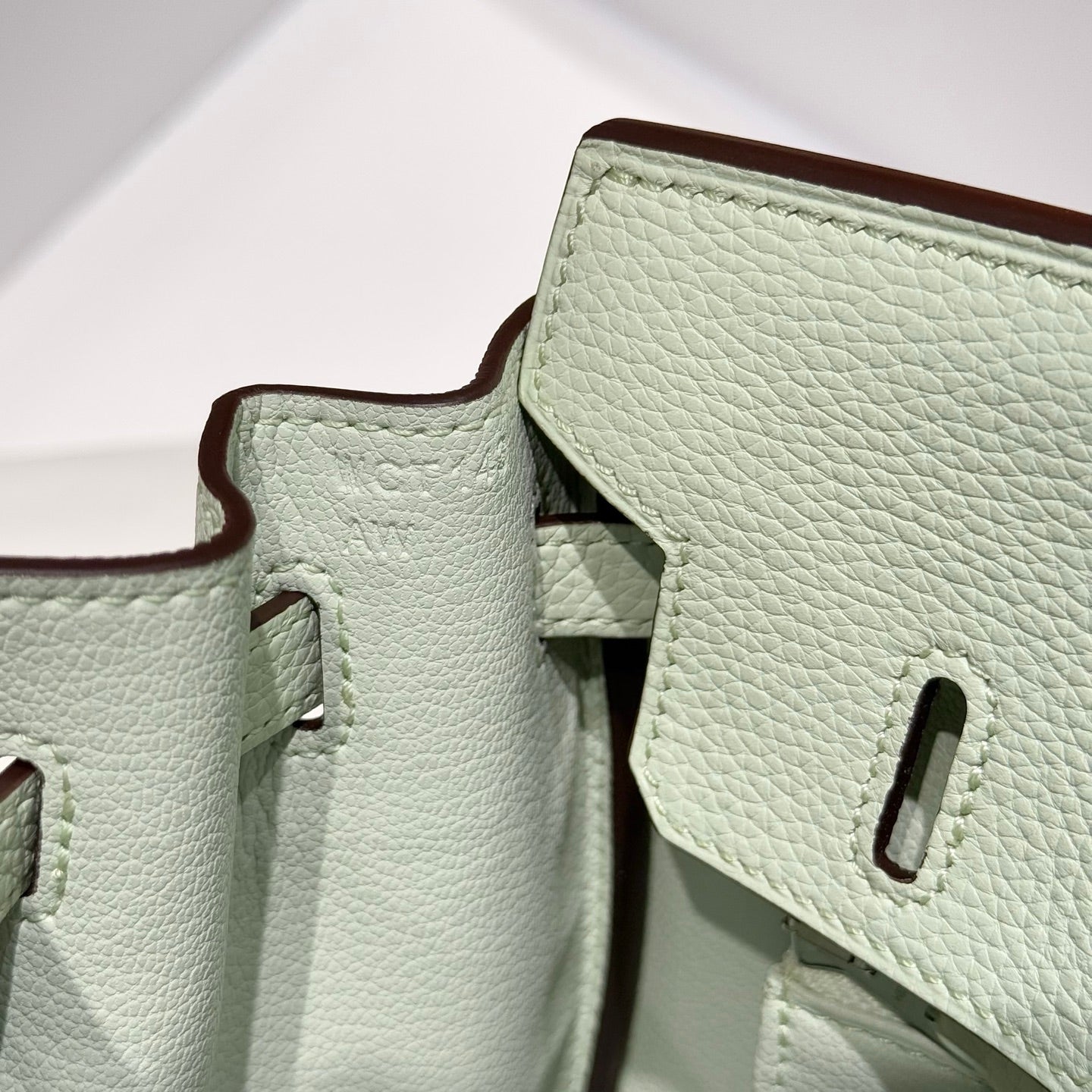 HERMES 25S MEDIUM BIRKIN 25 IN HELLMINTGRÜNEM KALBSLEDER MIT SILBERNEN BESCHLÄGEN