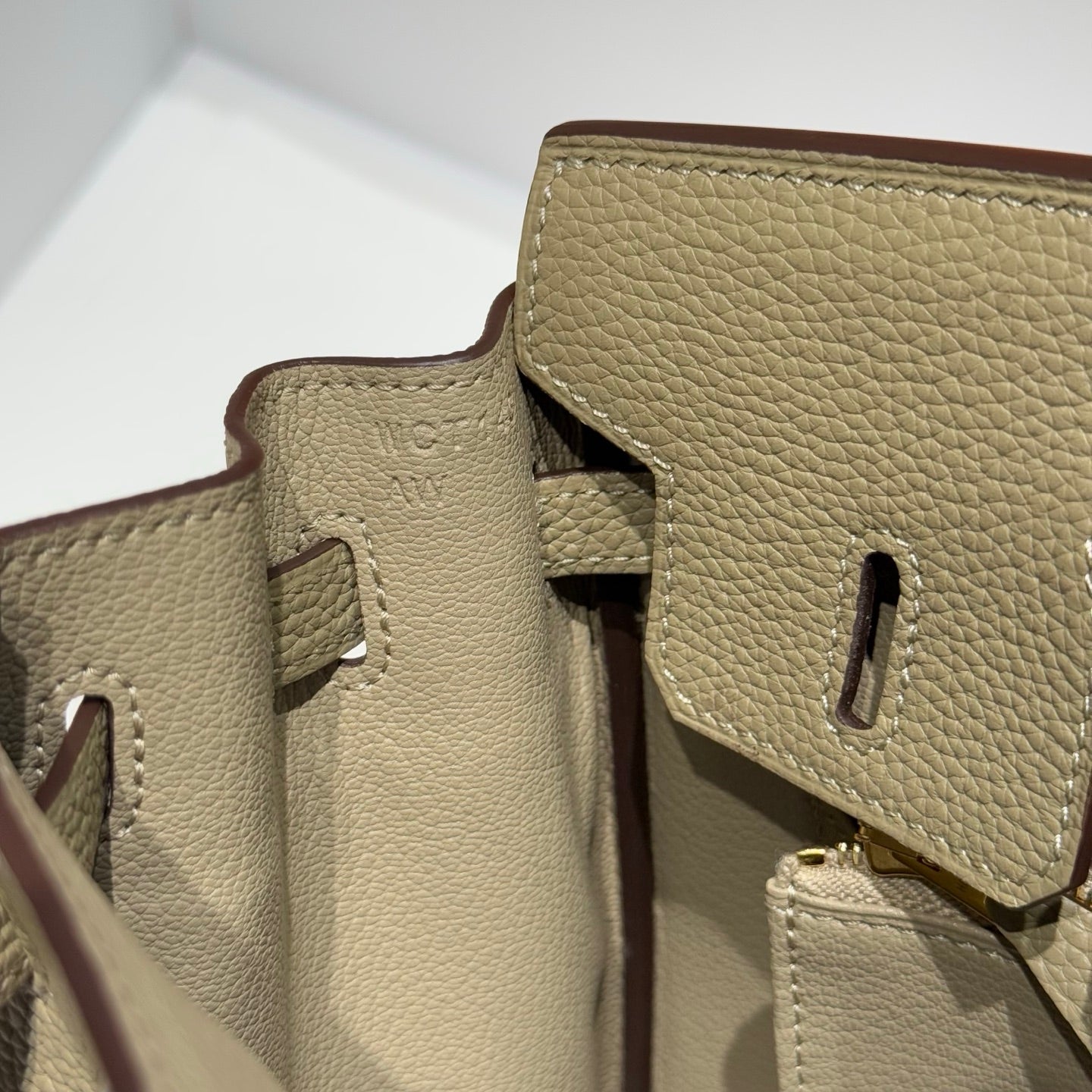 HERMES 25S MEDIUM BIRKIN 25 IN DUNKELKHAKI-KALBLEDER GOLDENE BESCHLÄGE