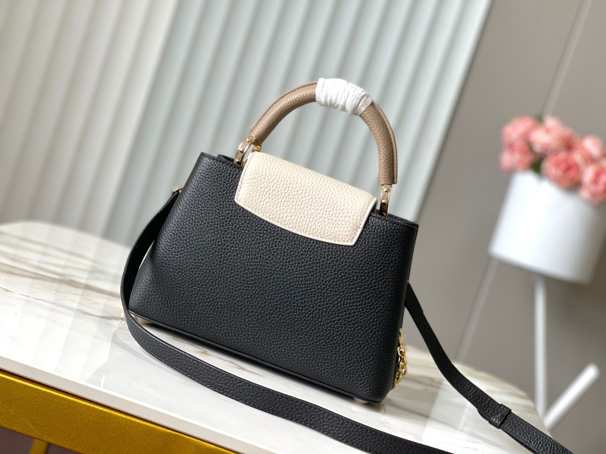 CAPUCINES BB 27 IN SCHWARZ MIX WEISS TAURILLON GOLD HARDWARE