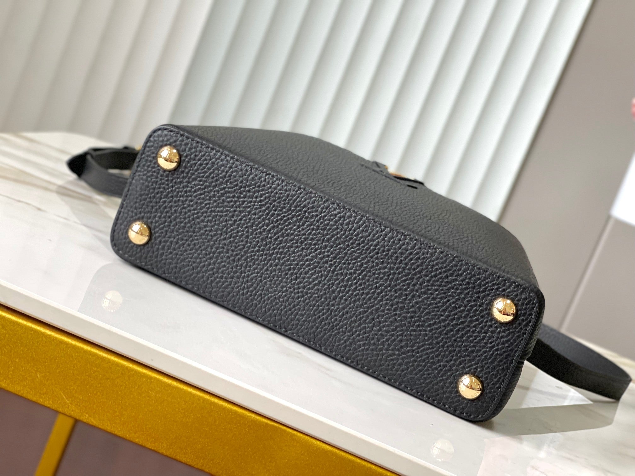 CAPUCINES BB 27 IN SCHWARZ MIX WEISS TAURILLON GOLD HARDWARE