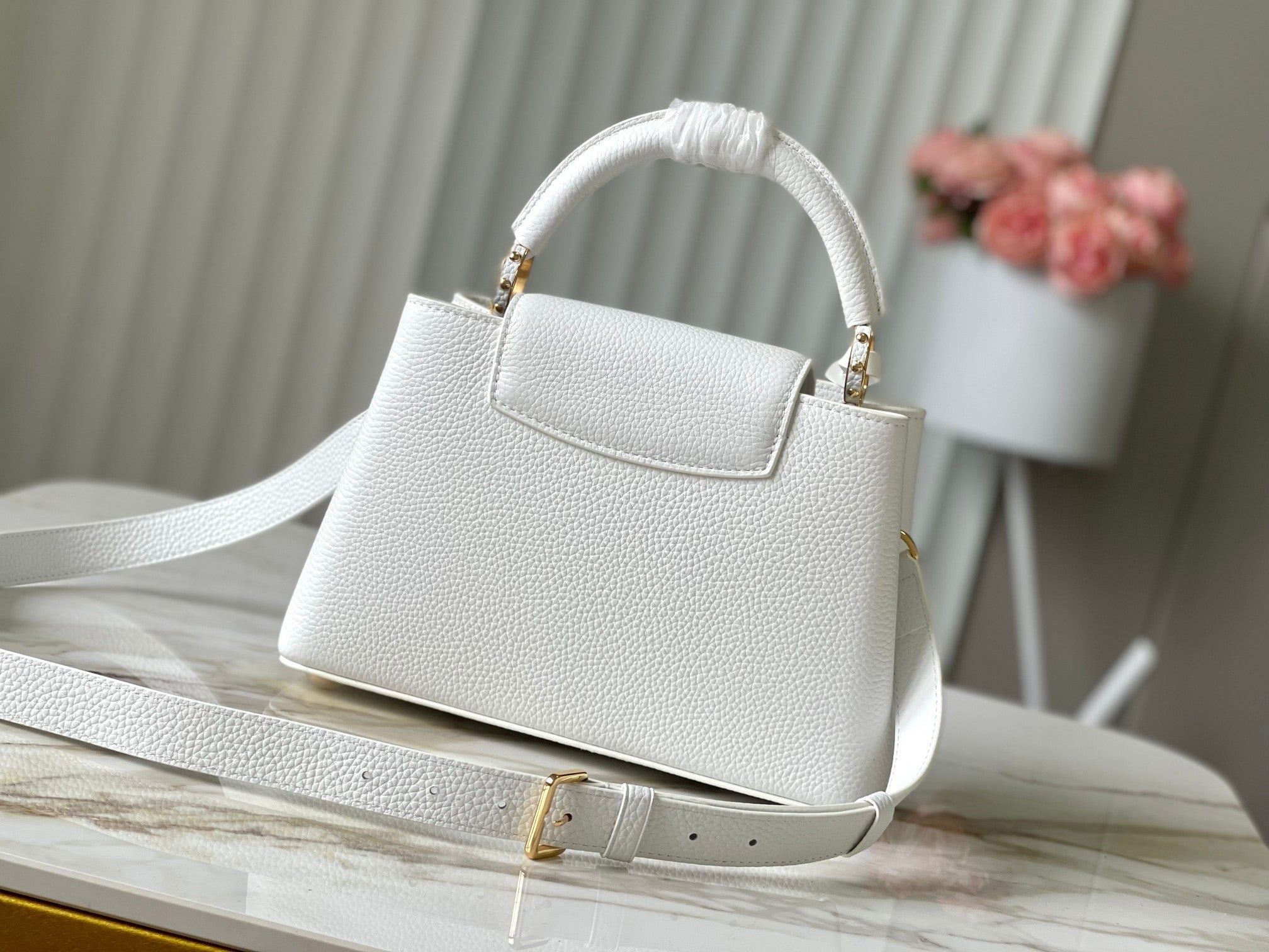 CAPUCINES BB 27 IN WEISS TAURILLON GOLD HARDWARE