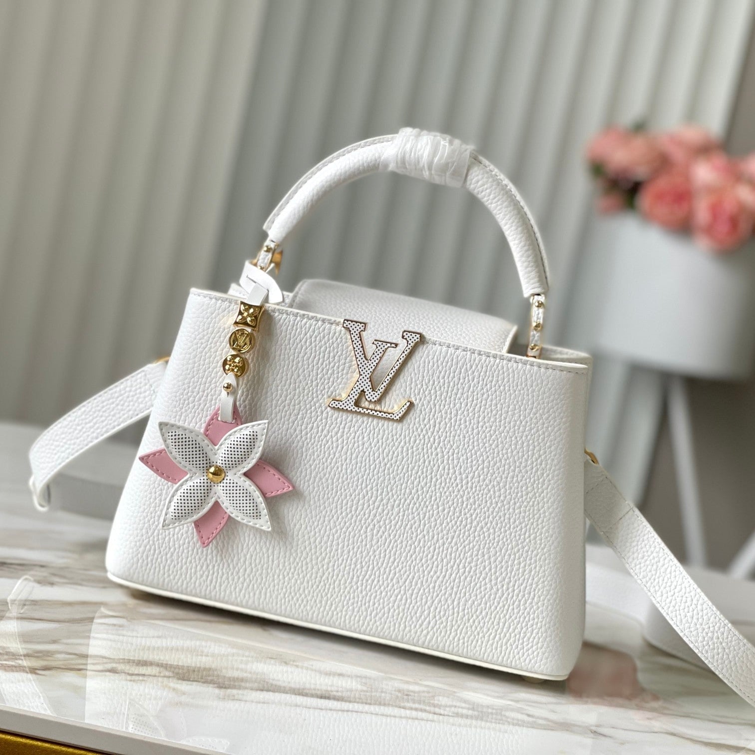 CAPUCINES BB 27 IN WEISS TAURILLON GOLD HARDWARE