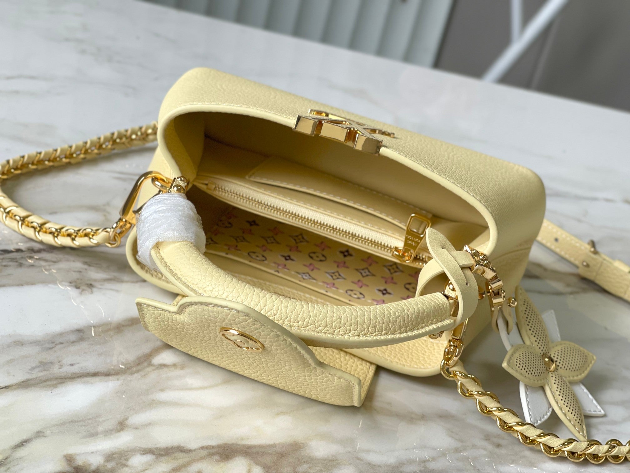 CAPUCINES EAST-WEST MINI 22 IN BANANENGELB MIT GOLDENEN HARDWARE
