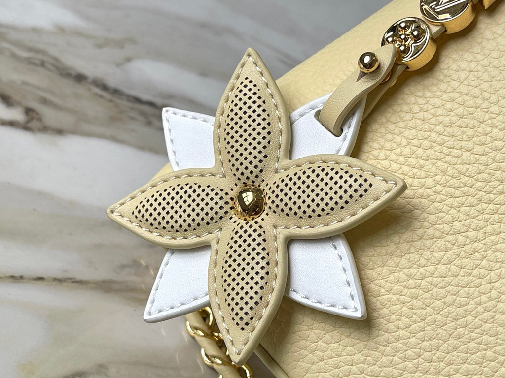 CAPUCINES EAST-WEST MINI 22 IN BANANENGELB MIT GOLDENEN HARDWARE