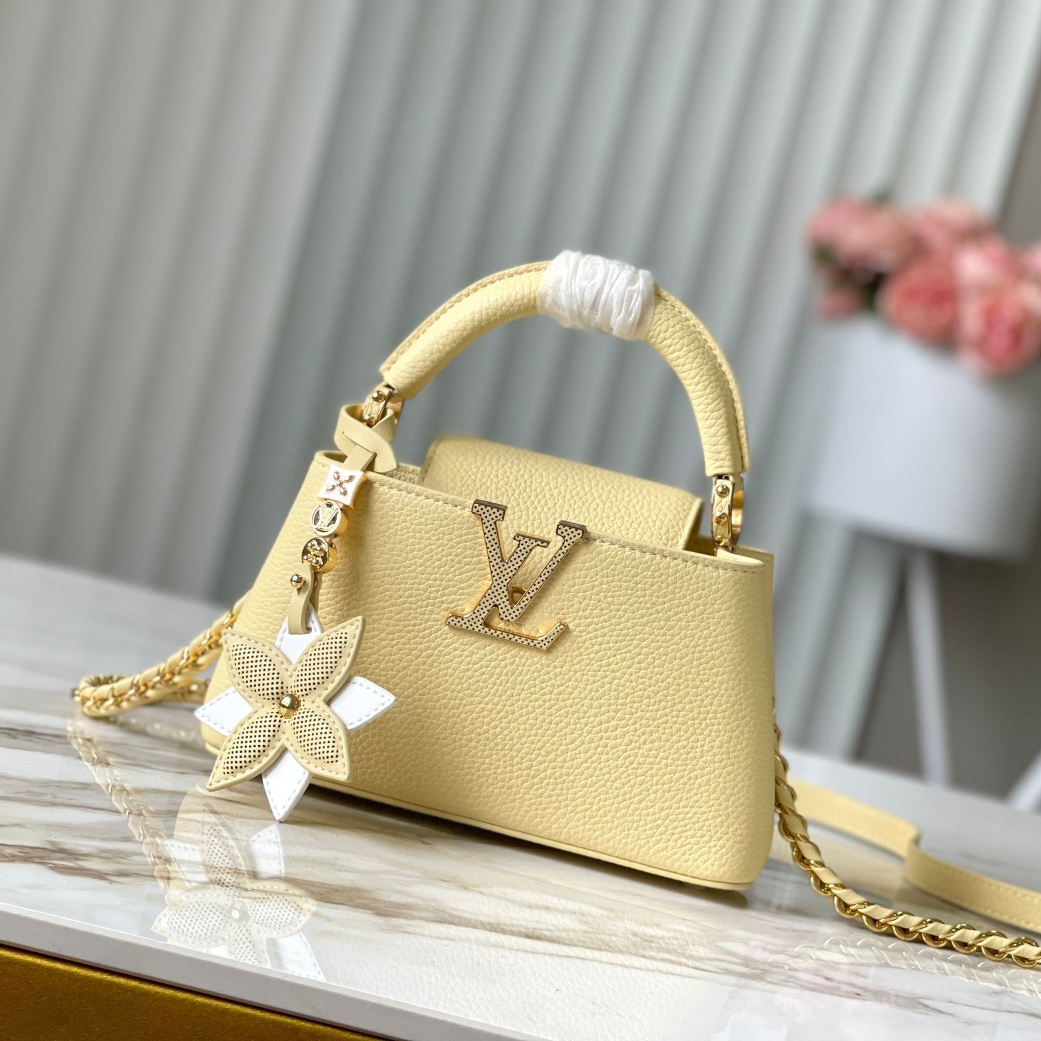 CAPUCINES EAST-WEST MINI 22 IN BANANENGELB MIT GOLDENEN HARDWARE