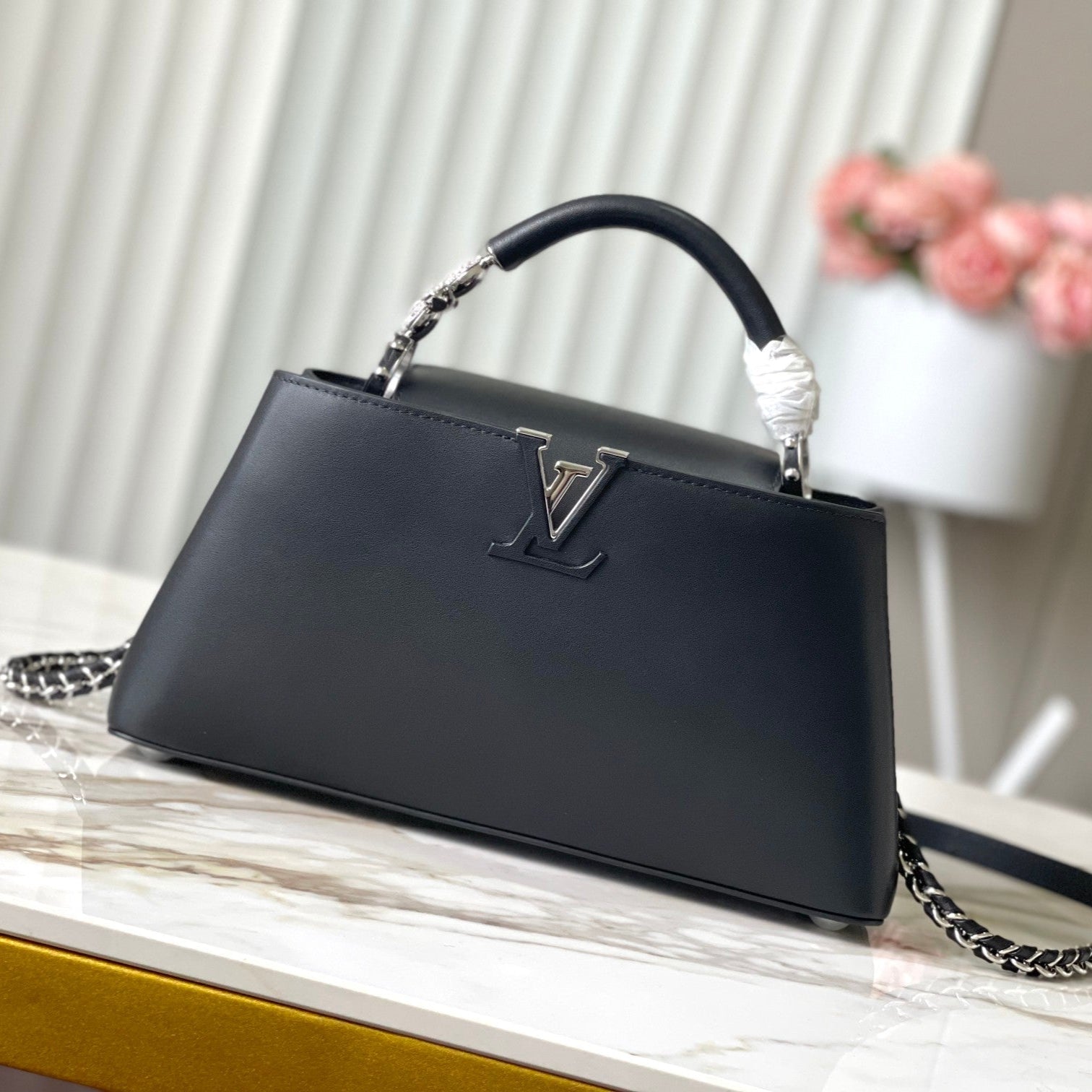 CAPUCINES EAST-WEST 30 IN SCHWARZEM SCHAFSHAUT, KRISTALL UND SILBERNEN BESCHLÄGEN