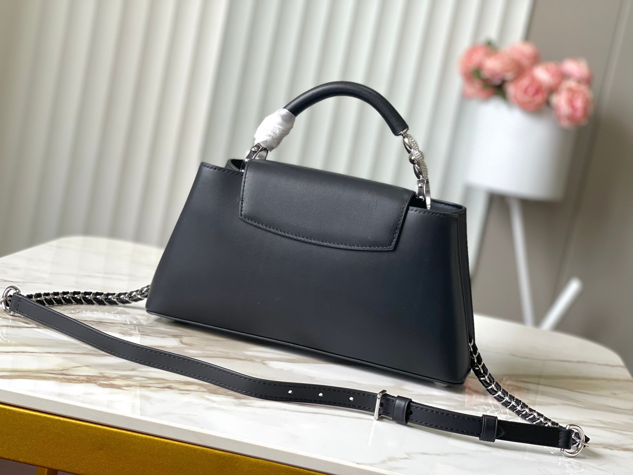 CAPUCINES EAST-WEST 30 IN SCHWARZEM SCHAFSHAUT, KRISTALL UND SILBERNEN BESCHLÄGEN