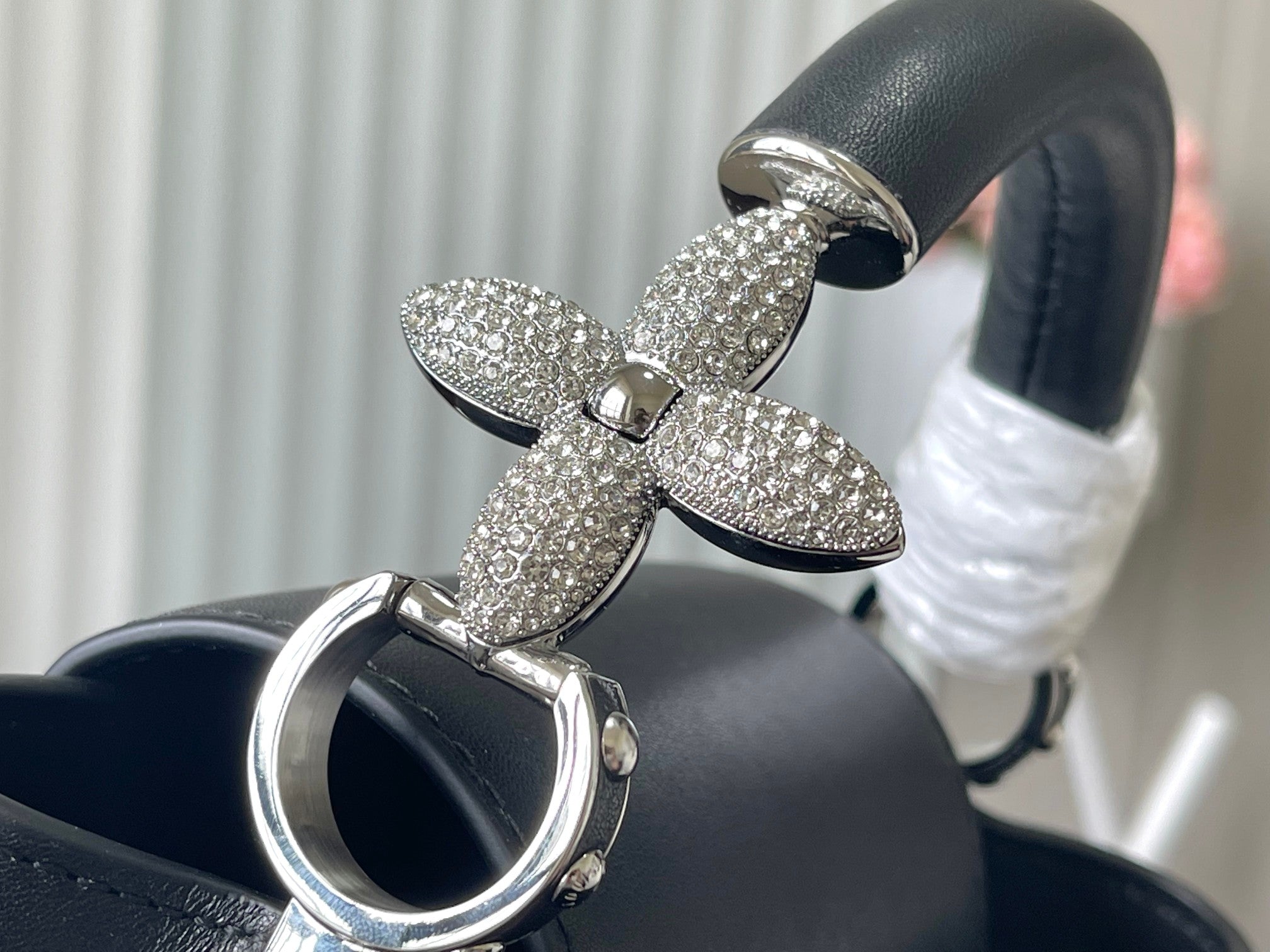 CAPUCINES EAST-WEST MINI 22 IN SCHWARZEM SCHAFSPITZE, KRISTALL UND SILBERNEN BESCHLÄGEN