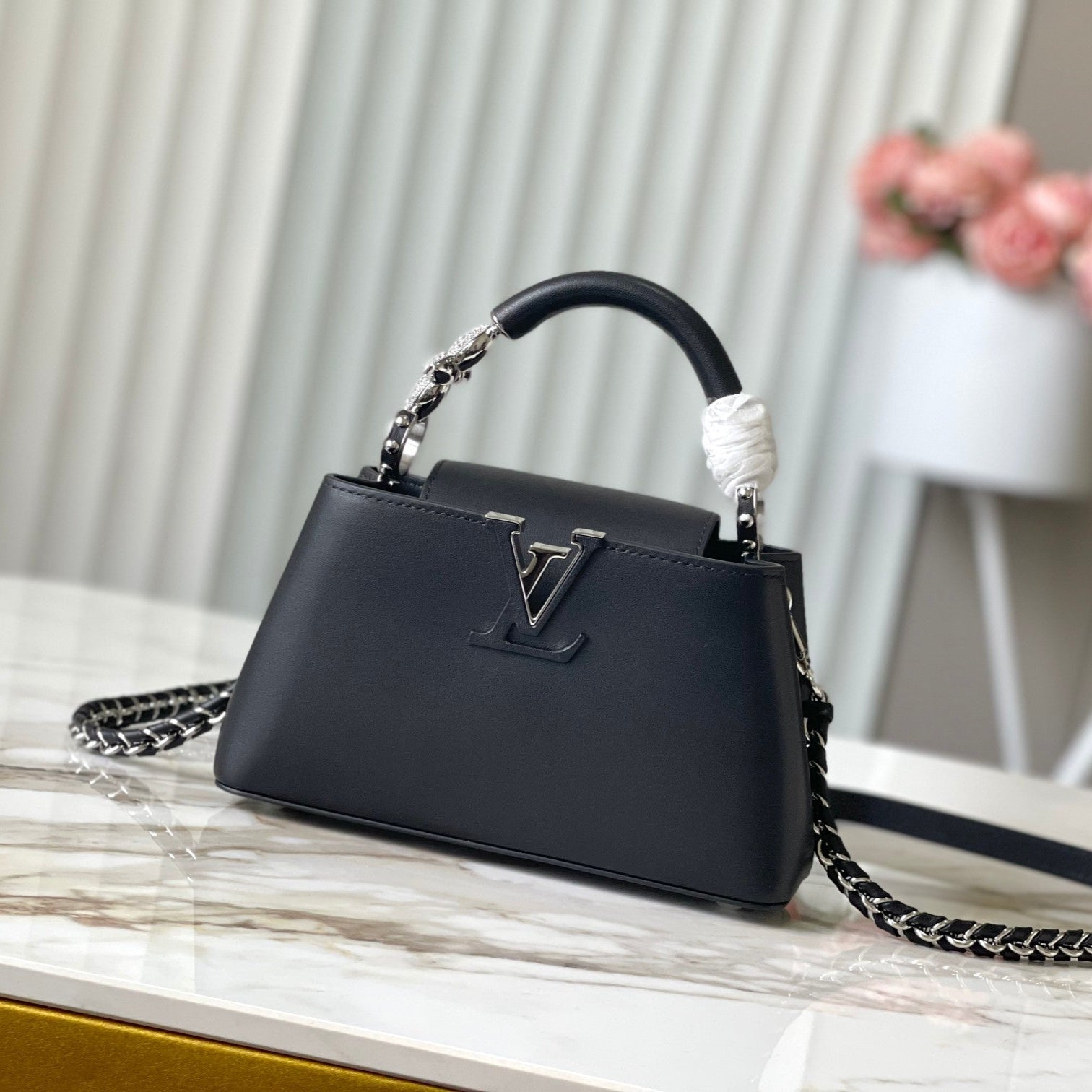 CAPUCINES EAST-WEST MINI 22 IN SCHWARZEM SCHAFSPITZE, KRISTALL UND SILBERNEN BESCHLÄGEN