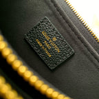 LIV POCHETTE TASCHE 24 AUS SCHWARZEM MONOGRAMM-EMPREINTE-LEDER