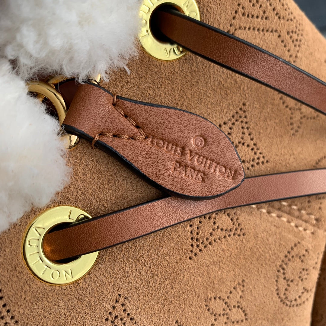 BELLA 22 IN ZIMTBRAUNEM MONOGRAMM-PERFORIERTEM WILDLEDER UND WEISSEM LAMMFELLBESATZ