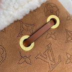 BELLA 22 IN ZIMTBRAUNEM MONOGRAMM-PERFORIERTEM WILDLEDER UND WEISSEM LAMMFELLBESATZ