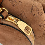 BELLA 22 IN ZIMTBRAUNEM MONOGRAMM-PERFORIERTEM WILDLEDER UND WEISSEM LAMMFELLBESATZ