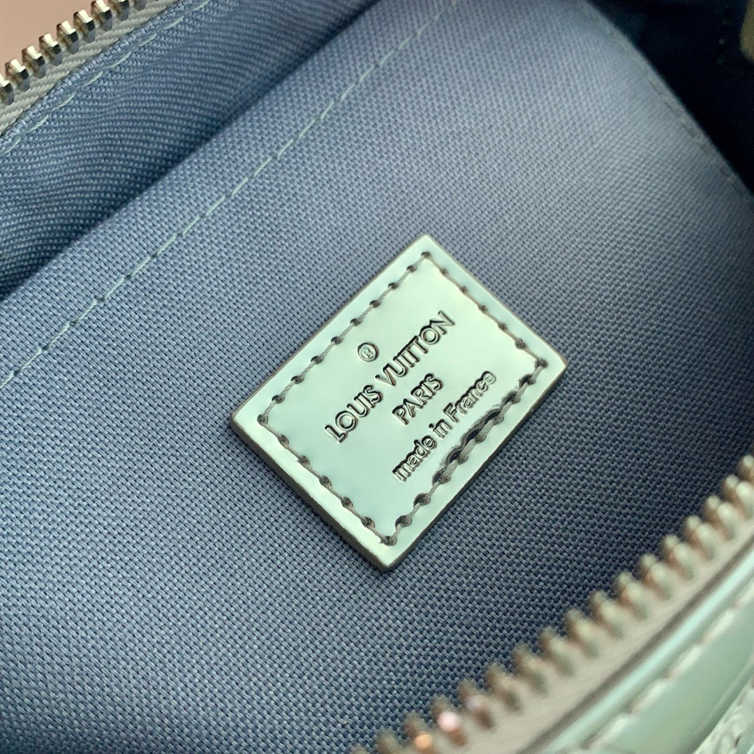 SPEEDY BANDOULIÈRE 20 IN SILBER MONOGRAMM GEPRÄGTEM KALBSLEDER