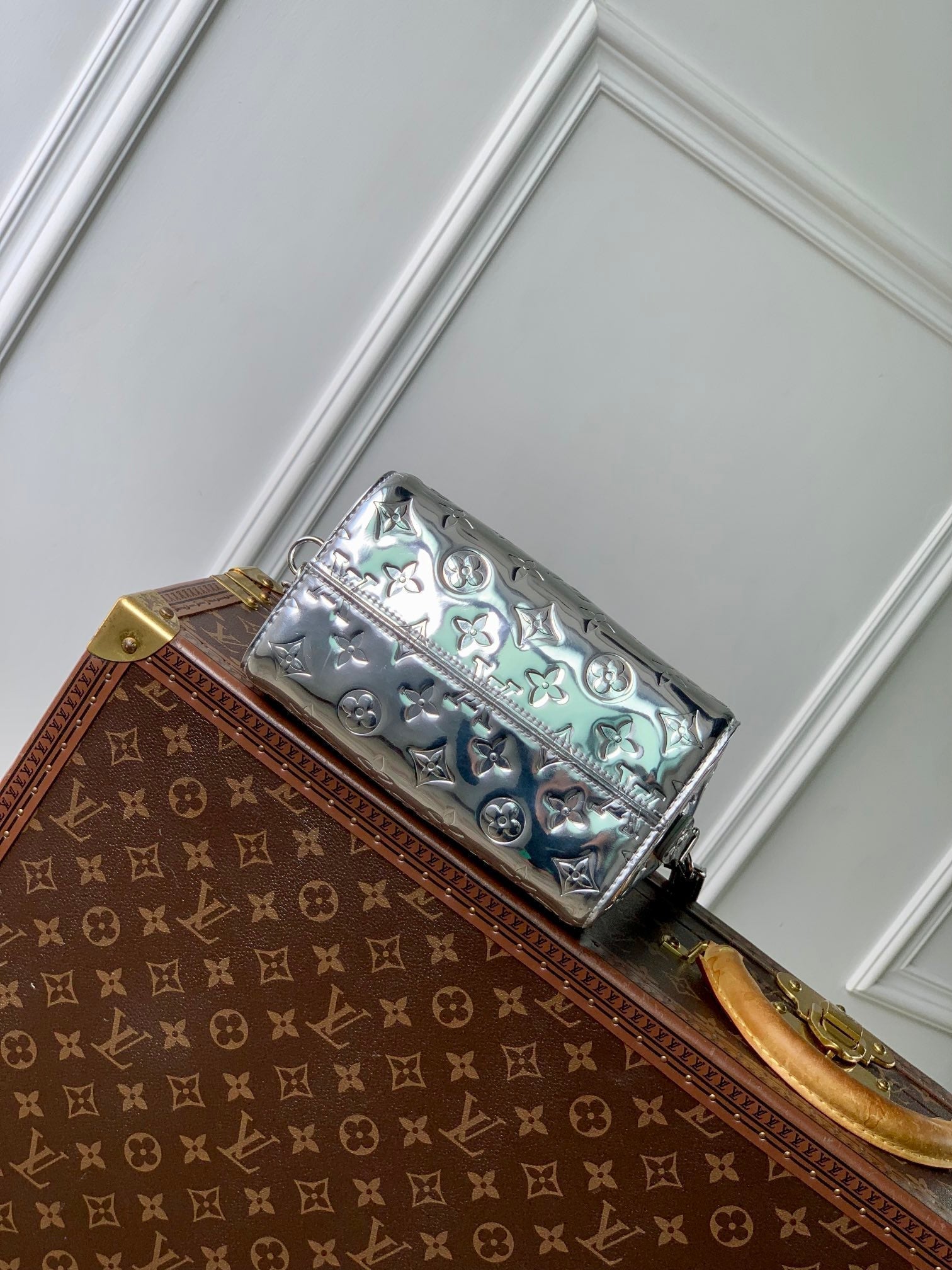 SPEEDY BANDOULIÈRE 20 IN SILBER MONOGRAMM GEPRÄGTEM KALBSLEDER