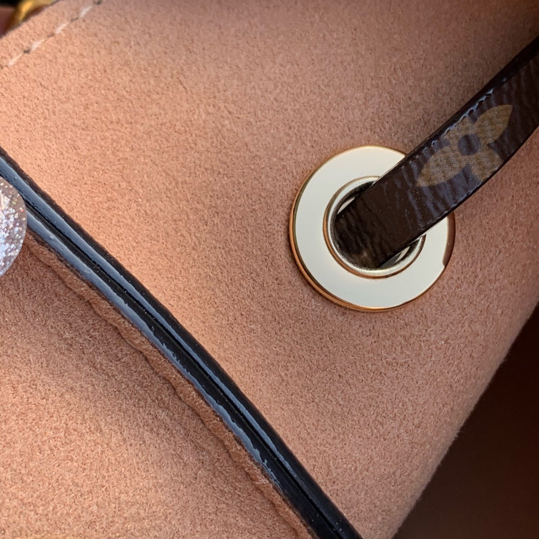 BLOOM PM 21 IN SCHWARZEM KALBSLEDER GOLDENE BESCHLÄGE