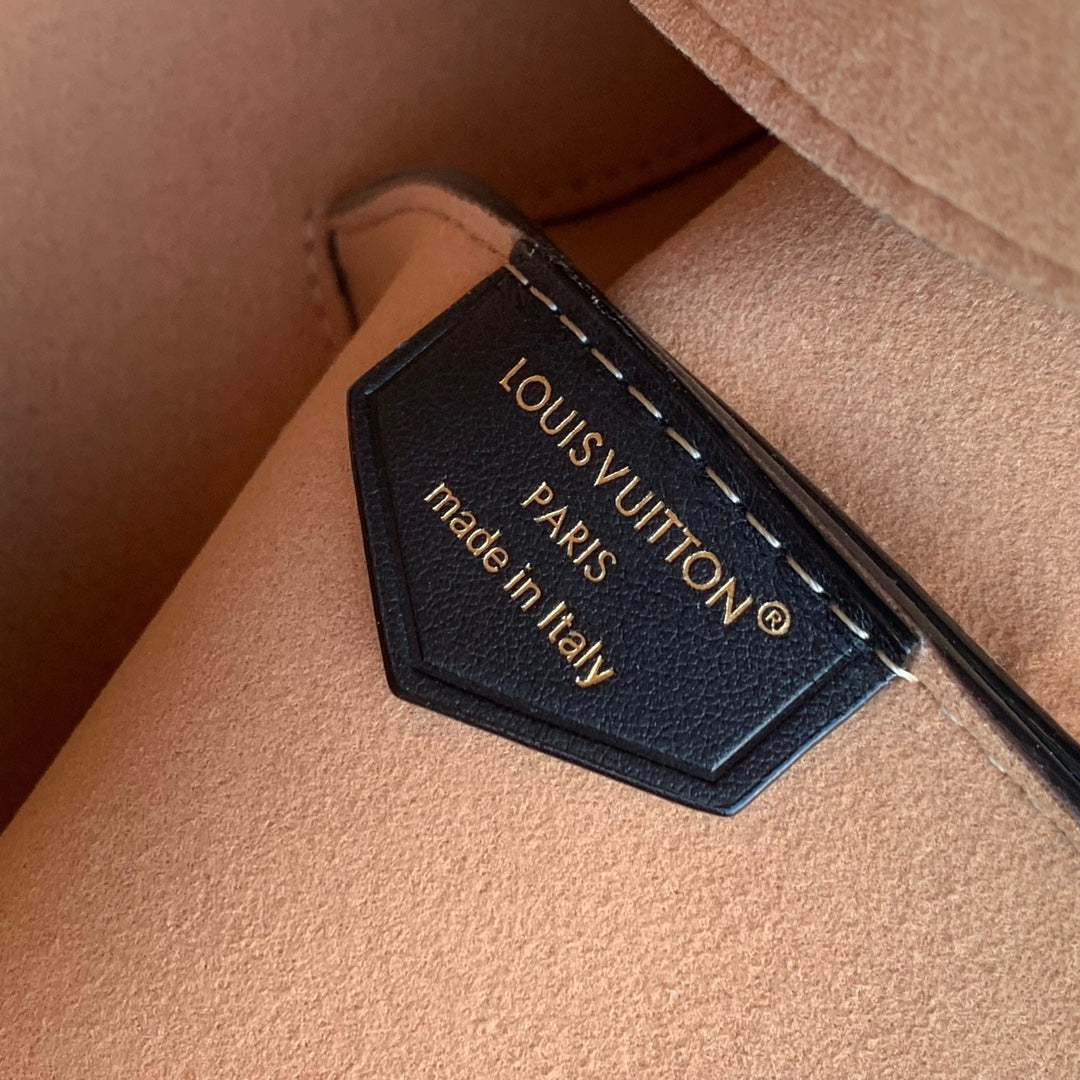 BLOOM PM 21 IN SCHWARZEM KALBSLEDER GOLDENE BESCHLÄGE