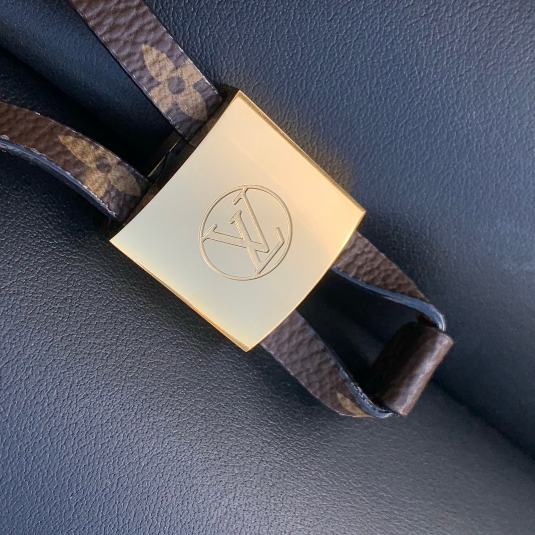 BLOOM PM 21 IN SCHWARZEM KALBSLEDER GOLDENE BESCHLÄGE