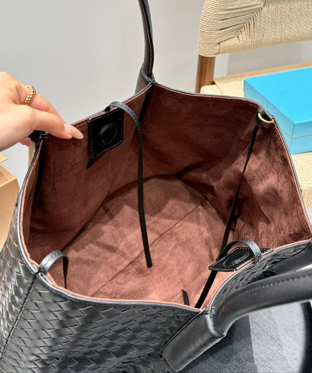 PINACOTECA TOTE BAG 38 IN BLACK CALFSKIN