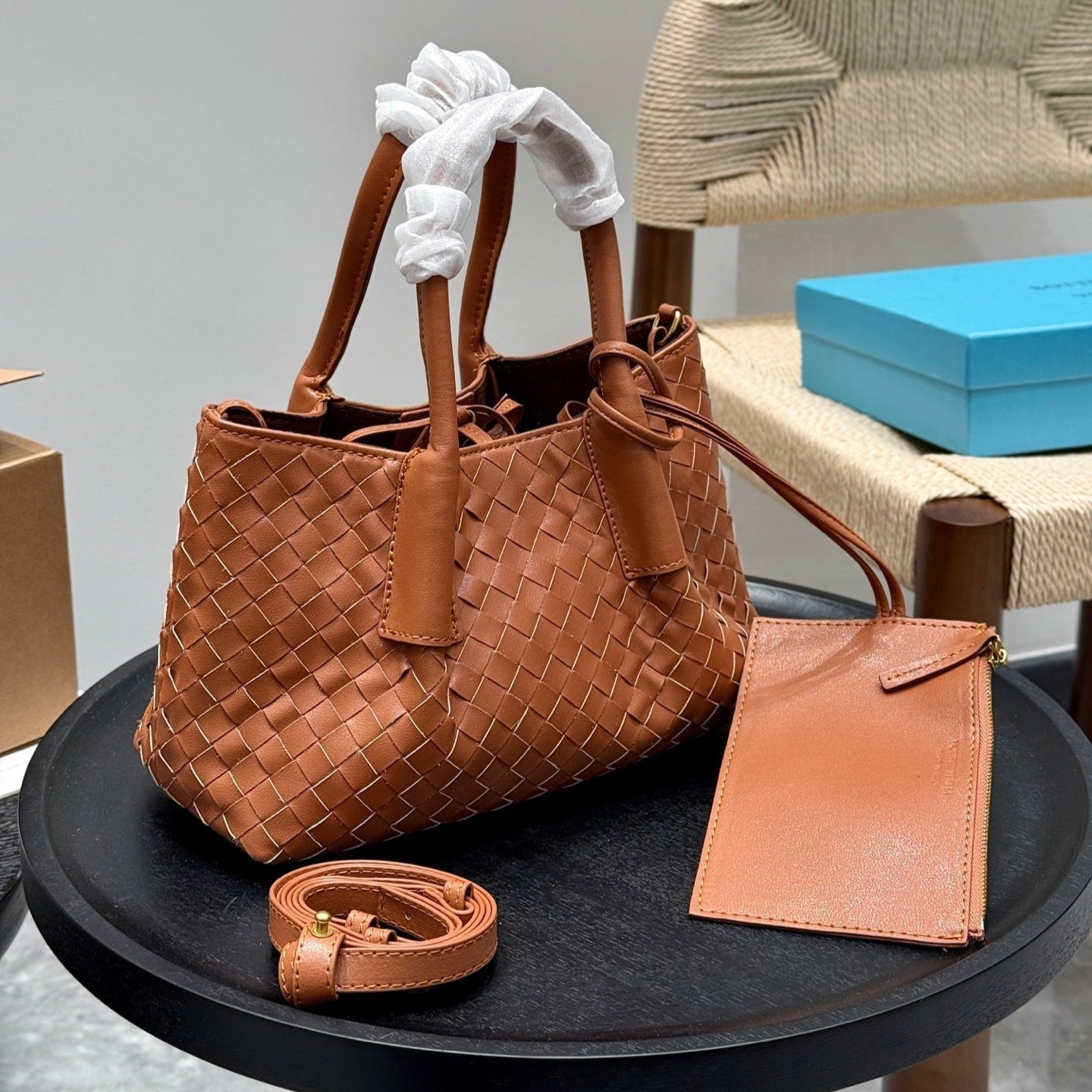 KLEINE PINACOTECA-TRAGETASCHE 25 IN ROSTBRAUNES KALBSLEDER