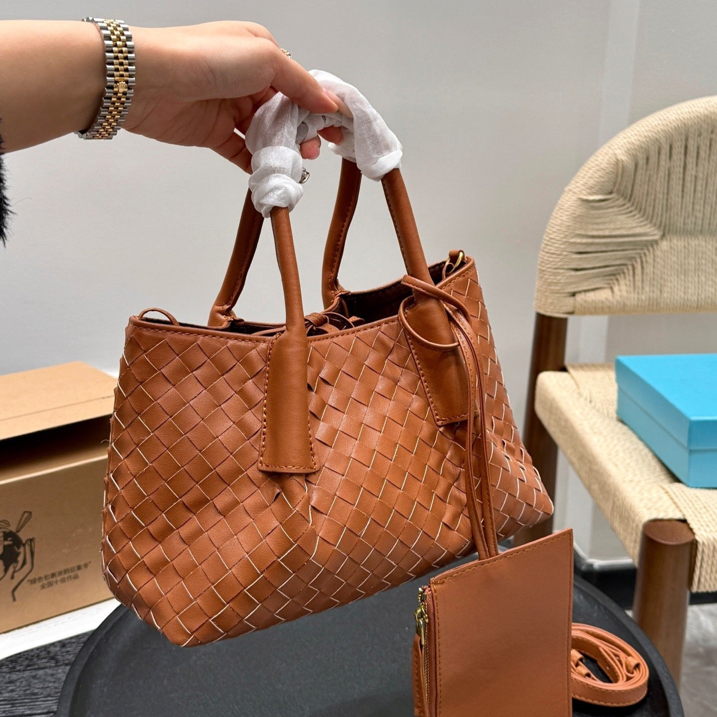 KLEINE PINACOTECA-TRAGETASCHE 25 IN ROSTBRAUNES KALBSLEDER