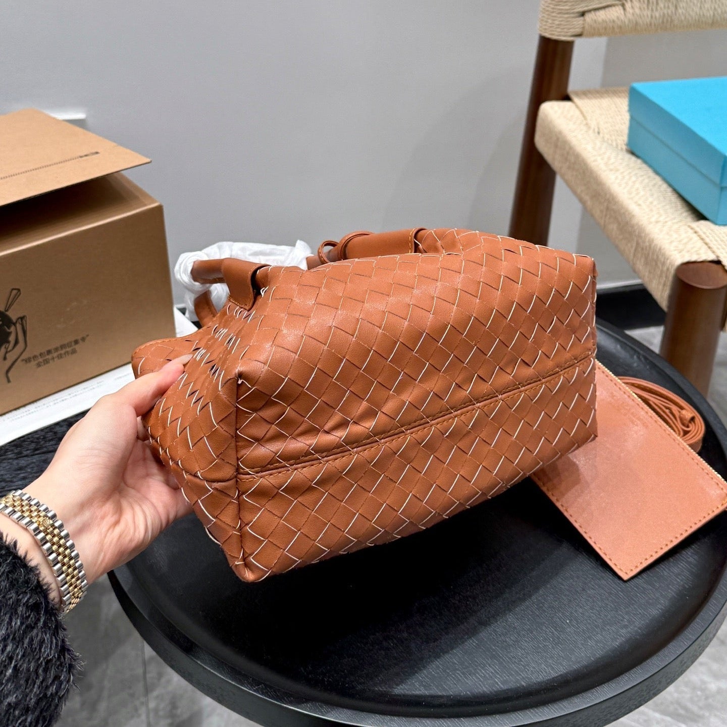 KLEINE PINACOTECA-TRAGETASCHE 25 IN ROSTBRAUNES KALBSLEDER