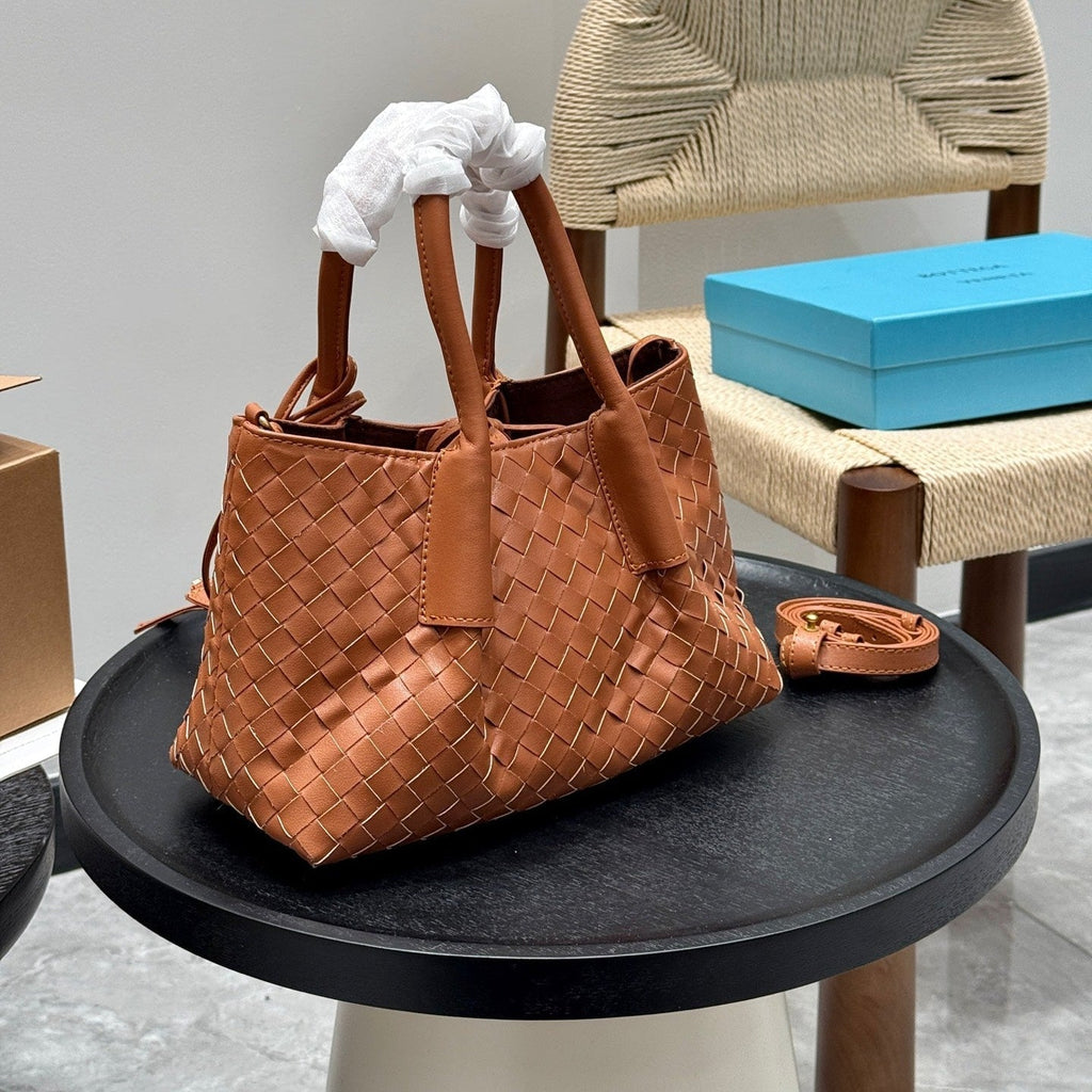 KLEINE PINACOTECA-TRAGETASCHE 25 IN ROSTBRAUNES KALBSLEDER