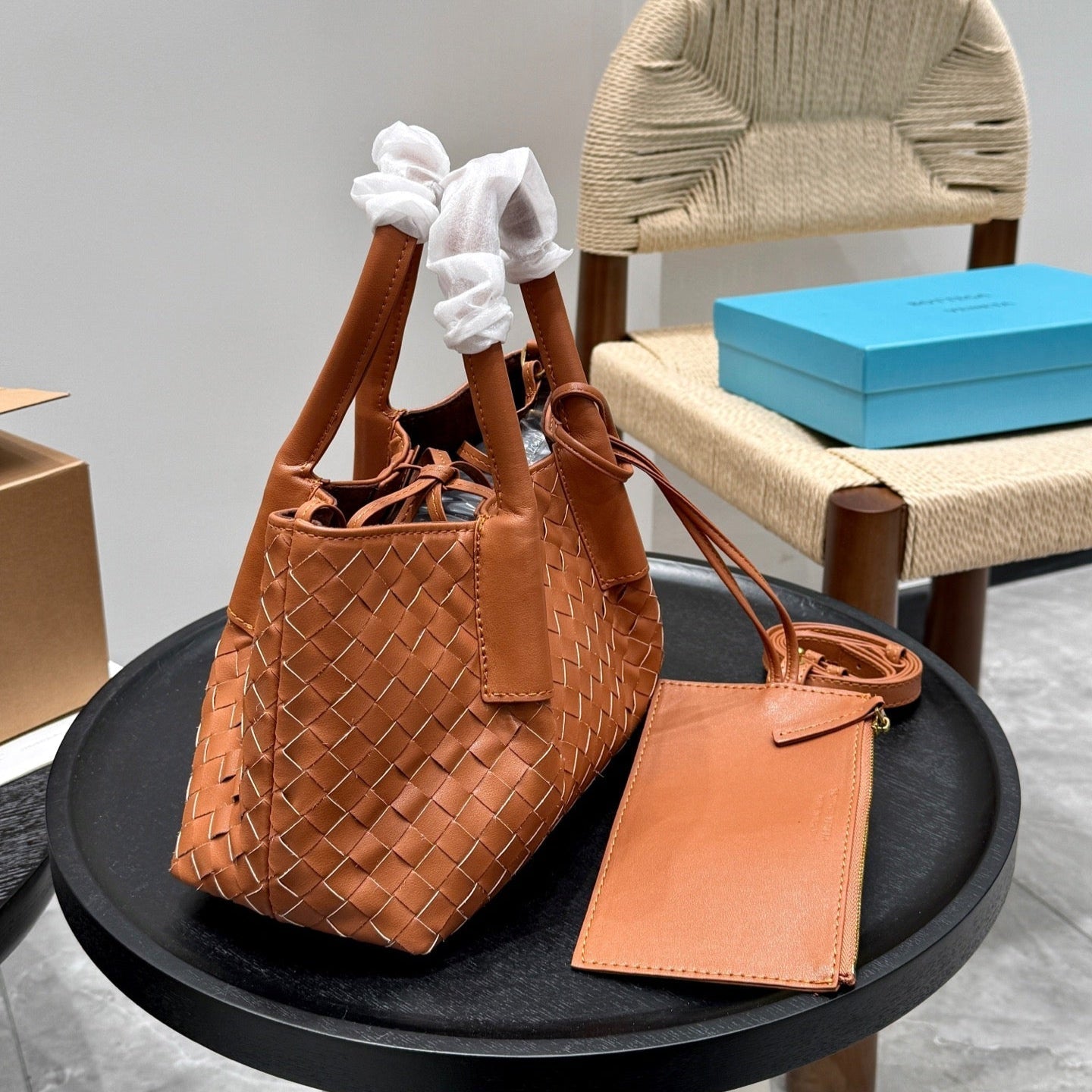 KLEINE PINACOTECA-TRAGETASCHE 25 IN ROSTBRAUNES KALBSLEDER