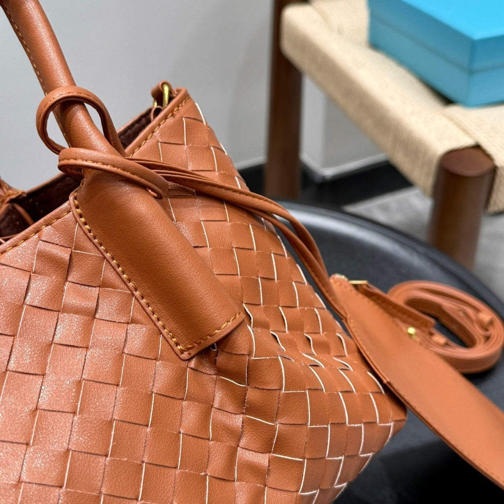 KLEINE PINACOTECA-TRAGETASCHE 25 IN ROSTBRAUNES KALBSLEDER