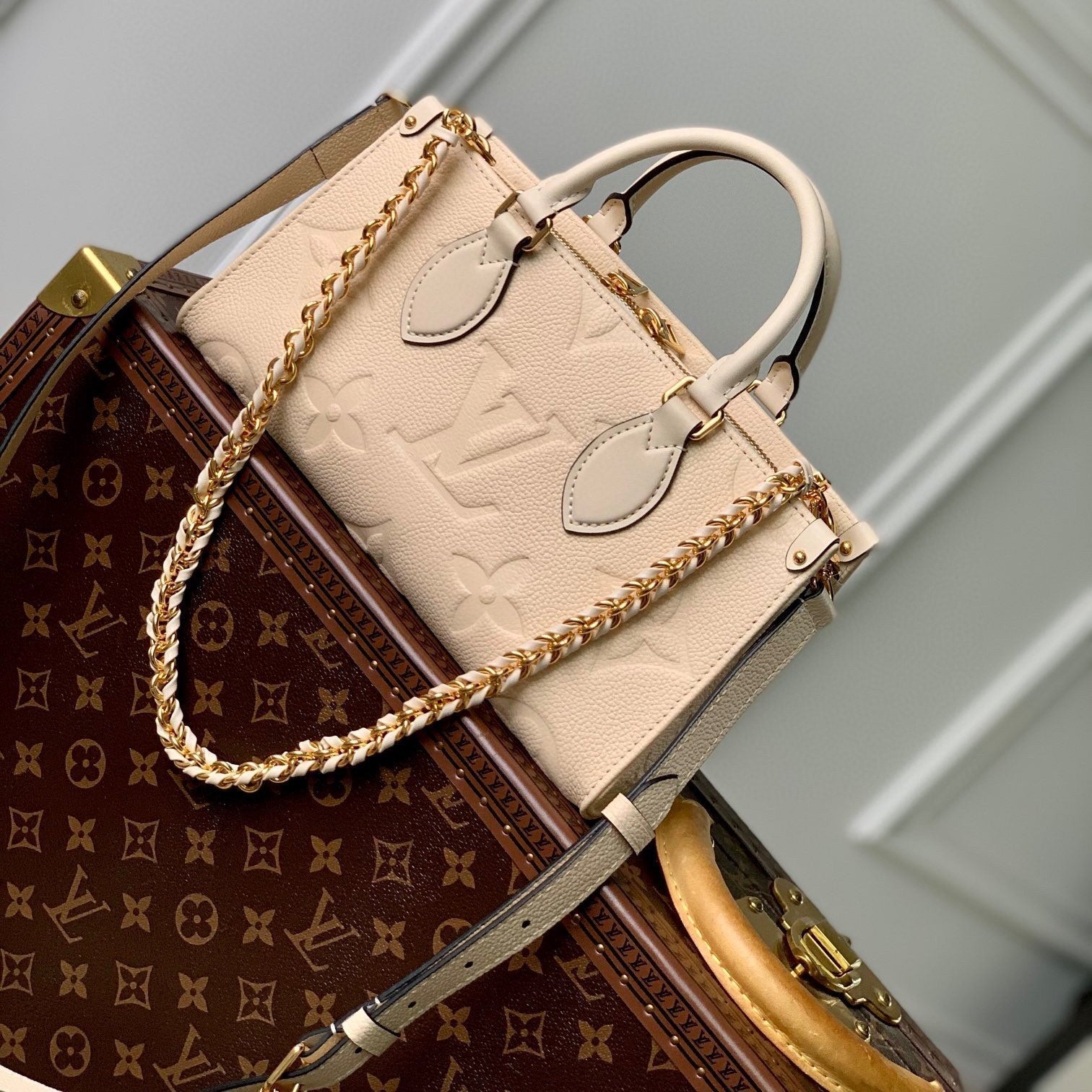 ONTHEGO EAST WEST TASCHE 25 IN BEIGE MONOGRAMMGEPRÄGTES RINDLEDER