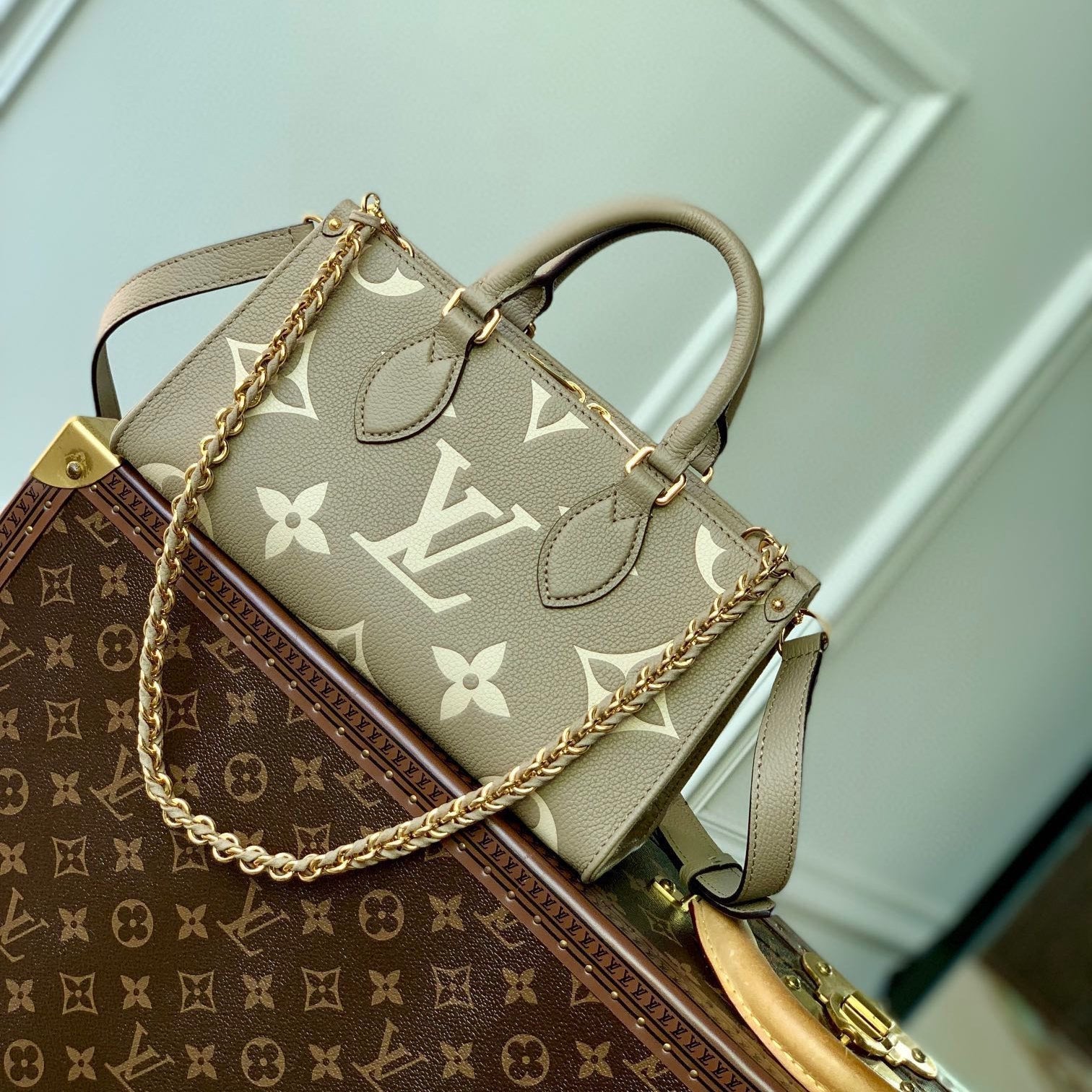 ONTHEGO EAST WEST TASCHE 25 IN GRÜNEM MONOGRAMM GEPRÄGTES RINDLEDER