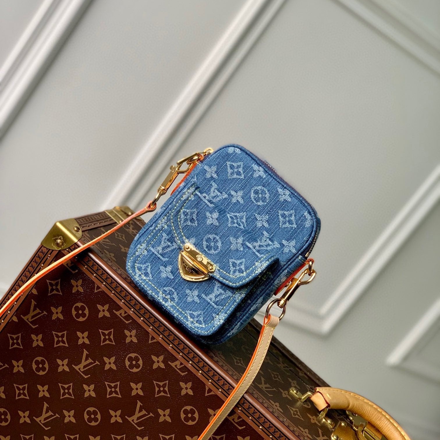 FAIRFAX POCHETTE 18 IN BLAUEM MONOGRAMM-DENIM GOLDENE HARDWARE