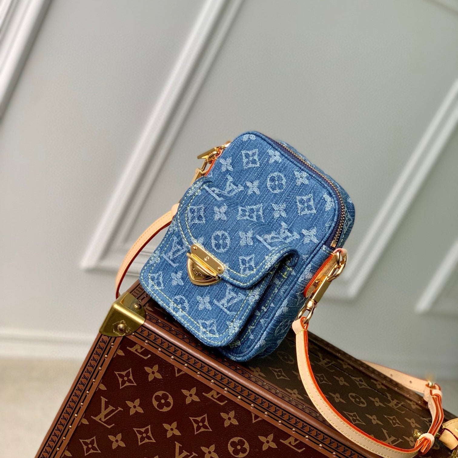 FAIRFAX POCHETTE 18 IN BLAUEM MONOGRAMM-DENIM GOLDENE HARDWARE