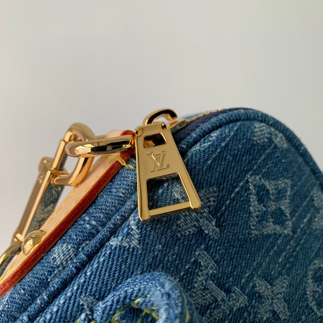 FAIRFAX POCHETTE 18 IN BLAUEM MONOGRAMM-DENIM GOLDENE HARDWARE
